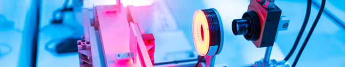 What is the difference between voltage drive and current drive lighting controllers?